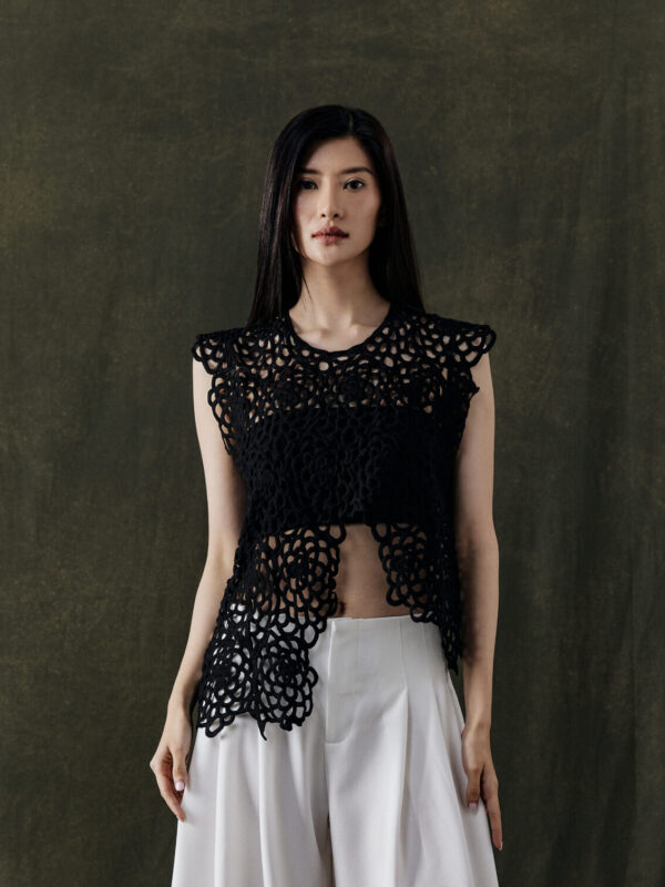 Study 01 – Form 25, Aster Top in Black